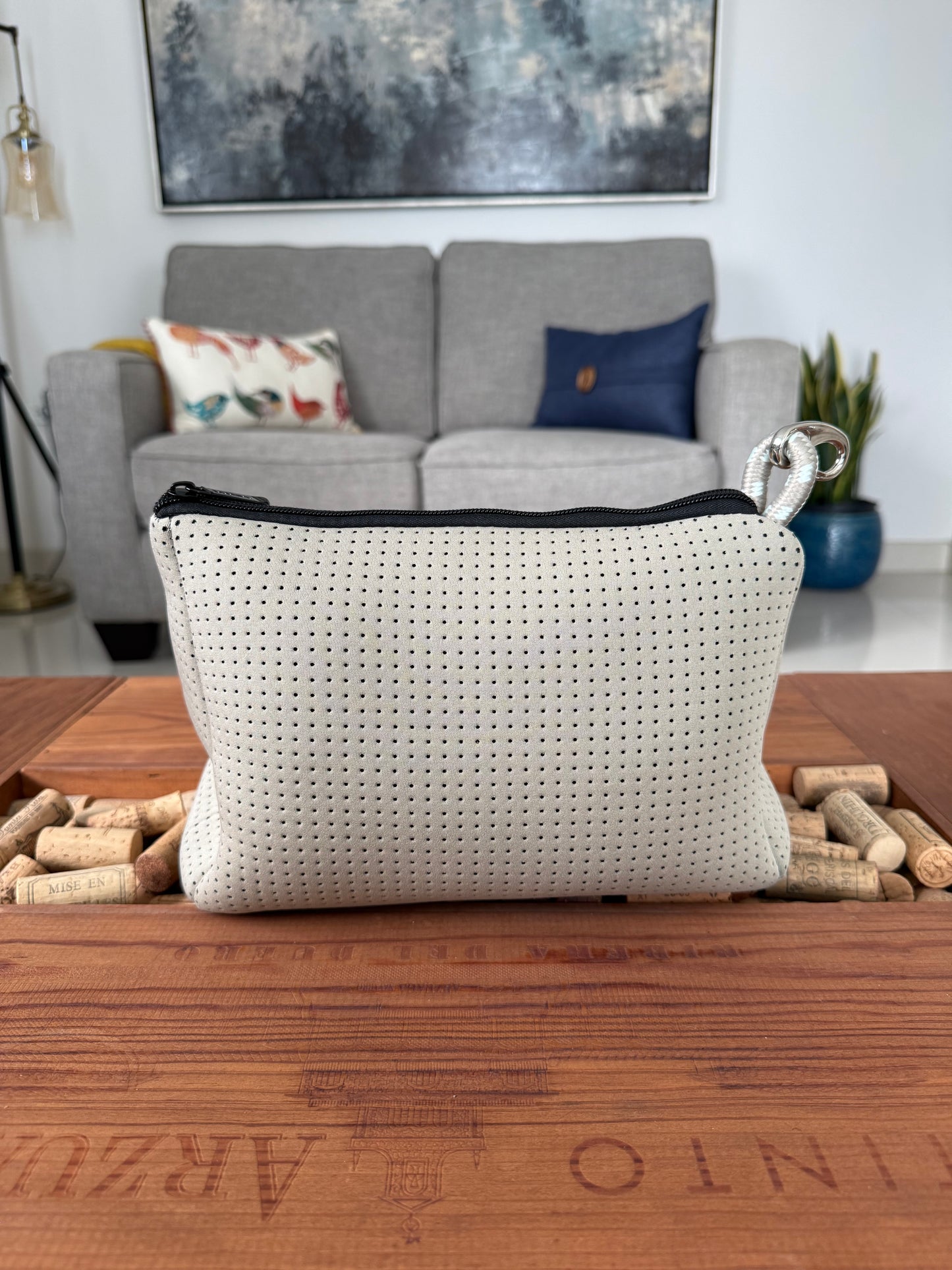 ESSENTIAL POUCH - TAUPE