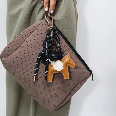 ESSENTIAL POUCH - MOCHA