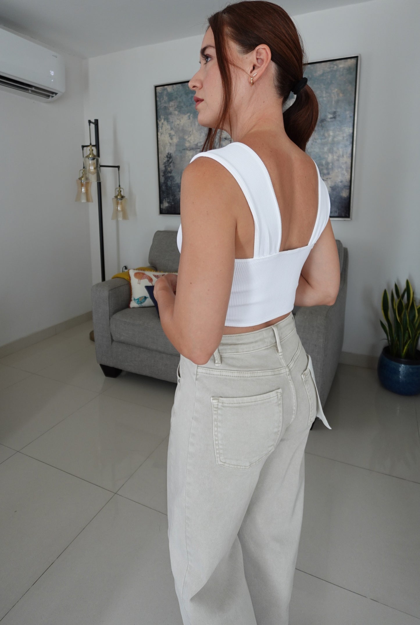 RIBBED CENTER HOLE CROP TOP